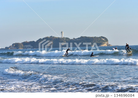 辻堂海岸から江の島と荒波に喜ぶサーファーを眺める 辻堂海岸から江の島と荒波に喜ぶサーファーを眺める 134696084