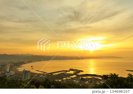 千葉県　鴨川市の海と夜明けの太陽 134696107