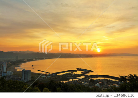 千葉県 鴨川市の海と夜明けの太陽 千葉県 鴨川市の海と夜明けの太陽 134696110