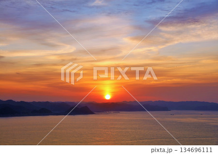 千葉県　鴨川市の海と夜明けの太陽 134696111