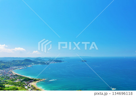 千葉県　青空と青い海の房総半島（鋸山からの展望） 134696118