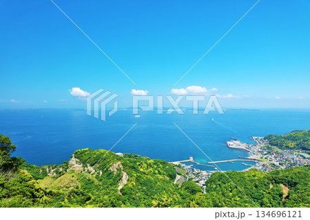 千葉県 青空と青い海の房総半島(鋸山からの展望) 千葉県 青空と青い海の房総半島(鋸山からの展望) 134696121