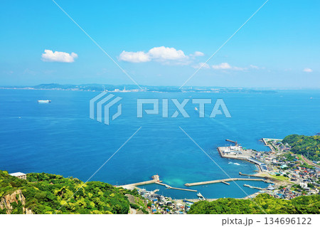 千葉県　青空と青い海の房総半島（鋸山からの展望） 134696122