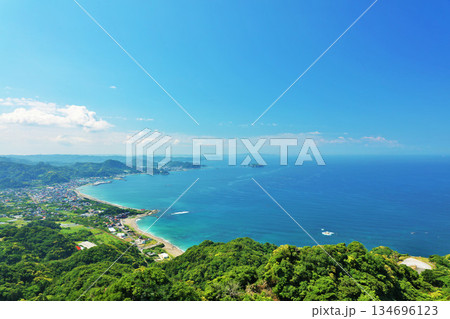 千葉県　青空と青い海の房総半島（鋸山からの展望） 134696123