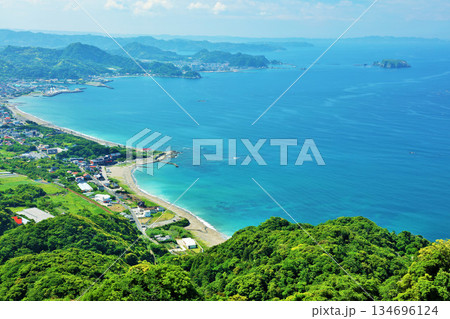 千葉県　青空と青い海の房総半島（鋸山からの展望） 134696124