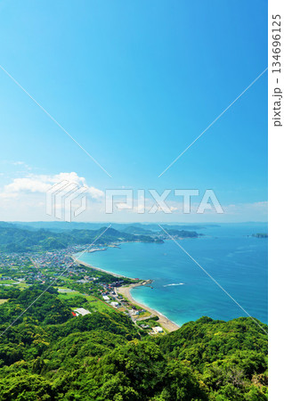 千葉県　青空と青い海の房総半島（鋸山からの展望） 134696125