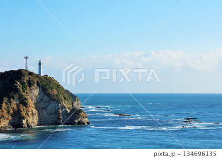 千葉県　勝浦市　青空と海　そして勝浦灯台 134696135