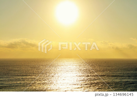 千葉県　勝浦　朝の太陽と海 134696145