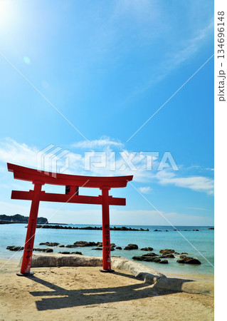 千葉県 青空の勝浦 海と鳥居 千葉県 青空の勝浦 海と鳥居 134696148