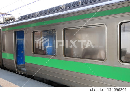 JR北海道函館本線の滝川駅から深川駅までの普通列車車窓風景(2023年夏曇り空) 134696261