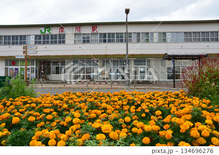 JR北海道函館本線の滝川駅から深川駅までの普通列車車窓風景(2023年夏曇り空) 134696276