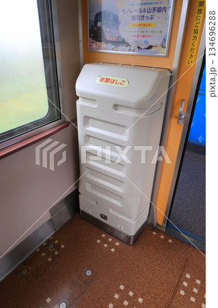 JR北海道函館本線の滝川駅から深川駅までの普通列車車窓風景(2023年夏曇り空) 134696288