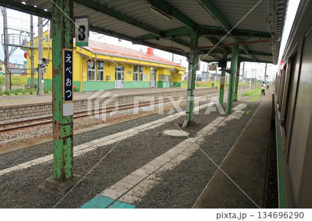 JR北海道函館本線の滝川駅から深川駅までの普通列車車窓風景(2023年夏曇り空) JR北海道函館本線の滝川駅から深川駅までの普通列車車窓風景(2023年夏曇り空) 134696290