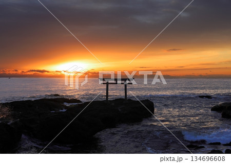 日の出と神磯の鳥居／茨城県大洗町 134696608