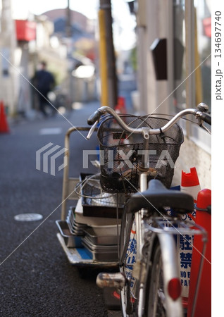 路地と自転車 134697740