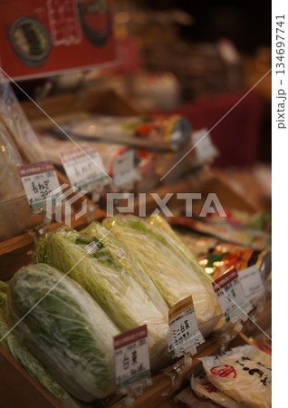 野菜が並ぶ店 134697741