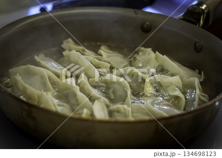 焼き餃子 134698123