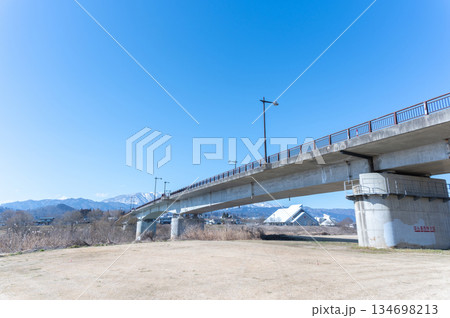 最上川にかかる橋と雪山 最上川にかかる橋と雪山 134698213