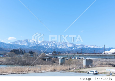 最上川にかかる橋と雪山 最上川にかかる橋と雪山 134698215