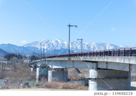 最上川にかかる橋と雪山 最上川にかかる橋と雪山 134698219