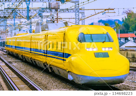 日本の横浜都市景観新横浜駅にさしかかるドクターイエロー。直線ラインに入り美しいフォルムが鮮明に… 134698223