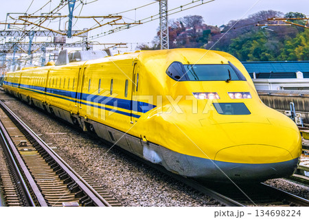 日本の横浜都市景観新横浜駅にさしかかるドクターイエロー。直線ラインに入り美しいフォルムが鮮明に… 日本の横浜都市景観新横浜駅にさしかかるドクターイエロー。直線ラインに入り美しいフォルムが鮮明に… 134698224