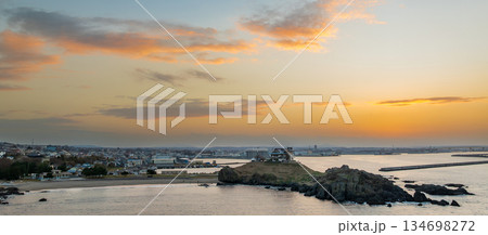 空撮「青森県」夕空と蕪島の風景　八戸市 134698272
