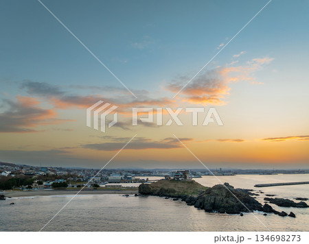 空撮「青森県」夕空と蕪島の風景　八戸市 134698273