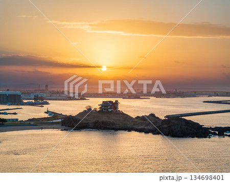 空撮「青森県」夕空と蕪島の風景　八戸市 134698401