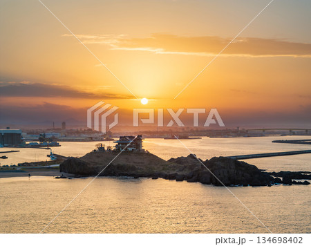 空撮「青森県」夕空と蕪島の風景　八戸市 134698402