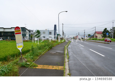 直線道路日本一の国道12号の風景 134698580