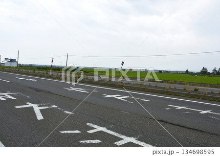 直線道路日本一の国道12号の風景 134698595