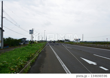 直線道路日本一の国道12号の風景 134698596
