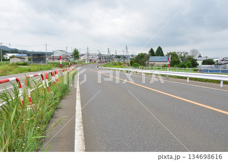 直線道路日本一の国道12号の風景 134698616