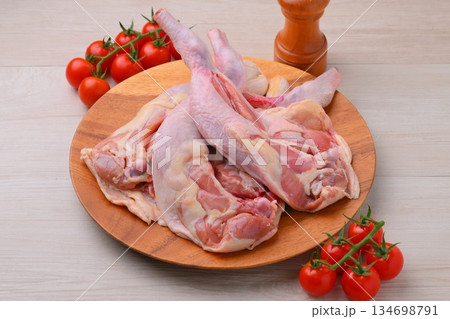 注）未加熱・未調理の精肉です。まだ焼いていません。ローストチキンの元、骨付き鶏もも肉、鶏肉、チキン。 134698791