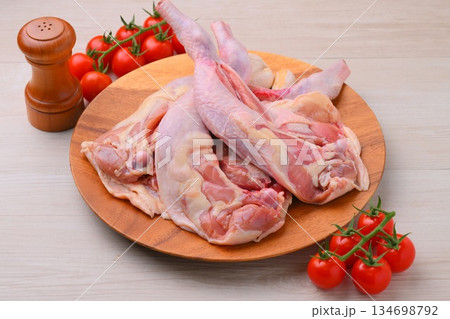 注)未加熱・未調理の精肉です。まだ焼いていません。ローストチキンの元、骨付き鶏もも肉、鶏肉、チキン。 注)未加熱・未調理の精肉です。まだ焼いていません。ローストチキンの元、骨付き鶏もも肉、鶏肉、チキン。 134698792