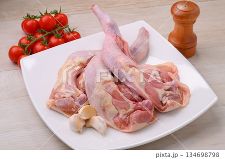 注)未加熱・未調理の精肉です。まだ焼いていません。ローストチキンの元、骨付き鶏もも肉、鶏肉、チキン。 注)未加熱・未調理の精肉です。まだ焼いていません。ローストチキンの元、骨付き鶏もも肉、鶏肉、チキン。 134698798