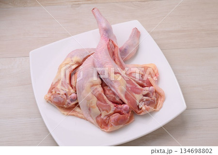 注）未加熱・未調理の精肉です。まだ焼いていません。ローストチキンの元、骨付き鶏もも肉、鶏肉、チキン。 134698802