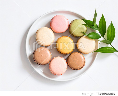 白いプレートに並べられた色とりどりのマカロンの真俯瞰、ミニマルスタイル、パステルカラー 白いプレートに並べられた色とりどりのマカロンの真俯瞰、ミニマルスタイル、パステルカラー 134698803