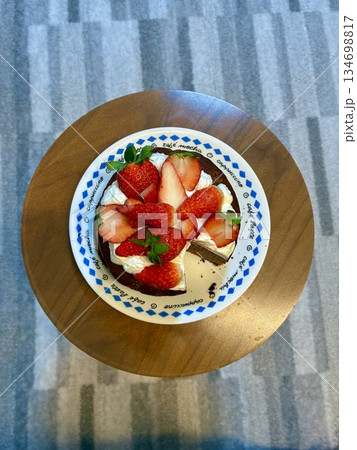 丸テーブルの上のチョコレートいちごケーキ 丸テーブルの上のチョコレートいちごケーキ 134698817