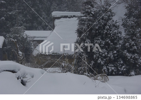 滋賀県高島市在原地区は豪雪地帯で、除雪や雪下ろしが大変です。 滋賀県高島市在原地区は豪雪地帯で、除雪や雪下ろしが大変です。 134698865