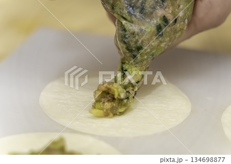 餃子作り 134698877