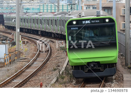 E235系0番台トウ45編成山手線　試運転 134698978