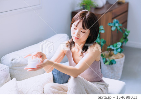 女性のスキンケアイメージ 女性のスキンケアイメージ 134699013