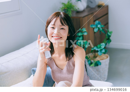 若い女性のビューティーイメージ 134699016