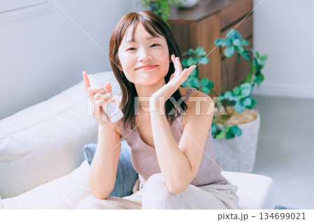 若い女性のビューティーイメージ 134699021