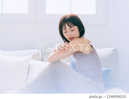 若い女性のビューティーイメージ 134699028