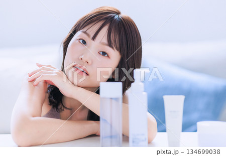 若い女性のスキンケア 134699038