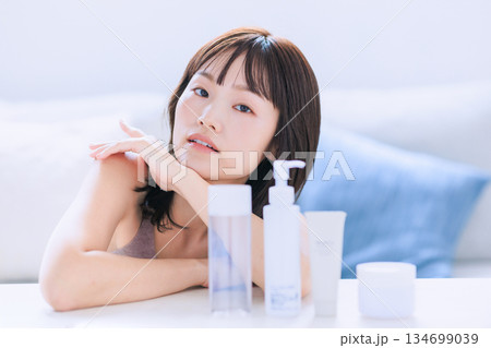 若い女性のスキンケア 134699039