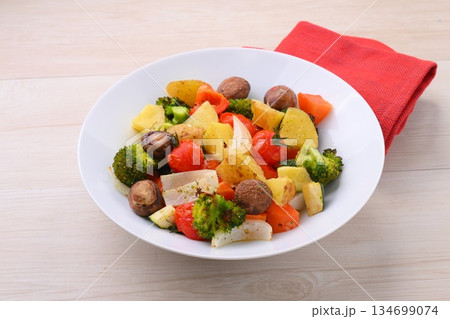 焼き野菜、オーブン料理、じゃがいも、ニンジン、パプリカ、ブロッコリー、マッシュルーム、ミニトマト。 134699074